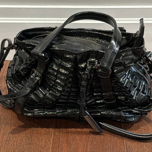 BURBERRY Black Patent Leather Cartridge Pleated Large Lowry Tote Bag - Picture 5 of 7